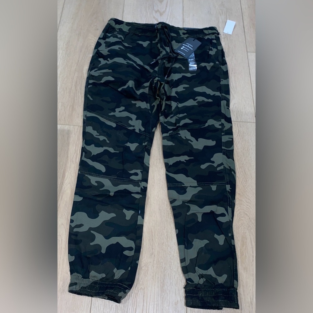 Men’s Camouflage Jogger Pants - NEW